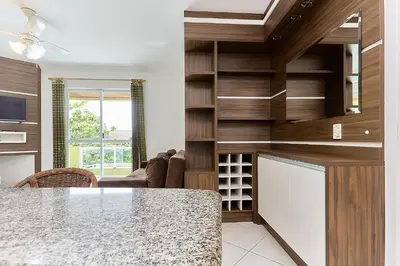 A cozinha ou kitchenette de 1139 Lindo e Confortável apartamento em Bombinhas Centro