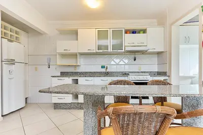 A cozinha ou kitchenette de 1139 Lindo e Confortável apartamento em Bombinhas Centro