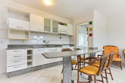 A cozinha ou kitchenette de 1139 Lindo e Confortável apartamento em Bombinhas Centro