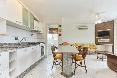 A cozinha ou kitchenette de 1139 Lindo e Confortável apartamento em Bombinhas Centro