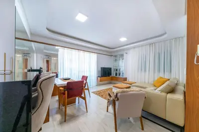 Uma televisão e/ou sistema de entretenimento em Aluguel Apartamento 2 quartos vista mar Bombas/SC