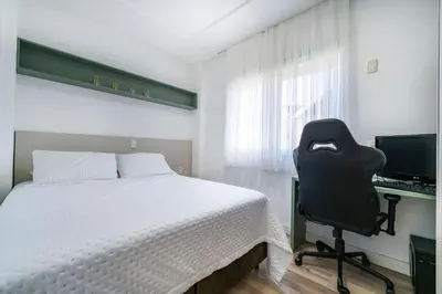 Uma cama ou camas num quarto em Aluguel Apartamento 2 quartos vista mar Bombas/SC
