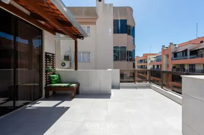 Uma varanda ou terraço em Cobertura a 60m do Mar Meia Praia PAT0402