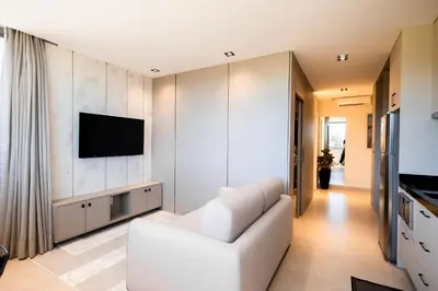 Uma televisão e/ou sistema de entretenimento em Loft confortável em condominio com Piscina