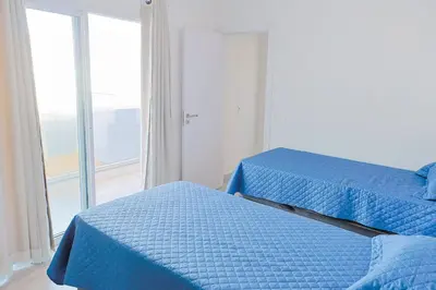 Uma cama ou camas num quarto em Condomínio Frente Mar com Piscina Climatizada