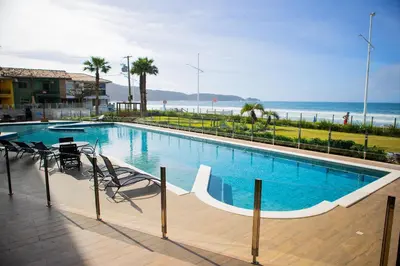 A piscina em ou perto de Condomínio Frente Mar com Piscina Climatizada