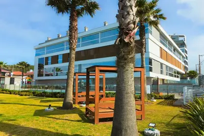 Um jardim no exterior de Condomínio Frente Mar com Piscina Climatizada