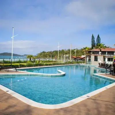 Condomínio Frente Mar com Piscina Climatizada
