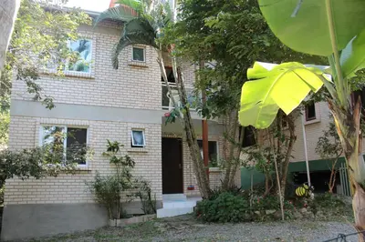 O edifício onde a casa de hóspedes está situado