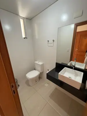 Uma casa de banho em Apto Quadra Mar - Meia Praia - 3 quartos