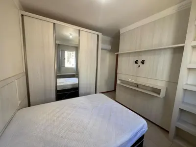 Uma cama ou camas num quarto em Apto Quadra Mar - Meia Praia - 3 quartos