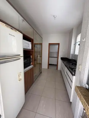 A cozinha ou kitchenette de Apto Quadra Mar - Meia Praia - 3 quartos