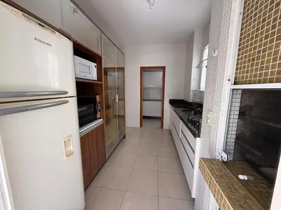 A cozinha ou kitchenette de Apto Quadra Mar - Meia Praia - 3 quartos
