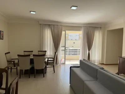 Uma área de estar em Apto Quadra Mar - Meia Praia - 3 quartos