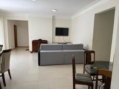 Uma televisão e/ou sistema de entretenimento em Apto Quadra Mar - Meia Praia - 3 quartos