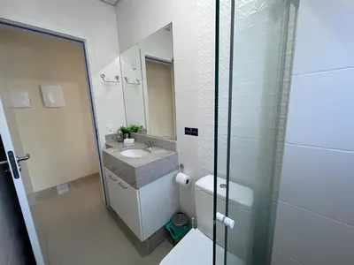 Uma casa de banho em Apartamento com piscina a 400 mts da praia