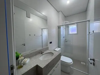 Uma casa de banho em Apartamento com piscina a 400 mts da praia