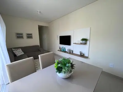 Uma televisão e/ou sistema de entretenimento em Apartamento com piscina a 400 mts da praia
