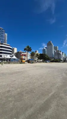 Uma praia em ou perto do apartamento