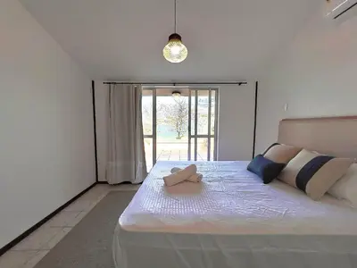 Uma cama ou camas num quarto em ASA | Casa Frente Mar | Pé na Areia | Piscina | BC