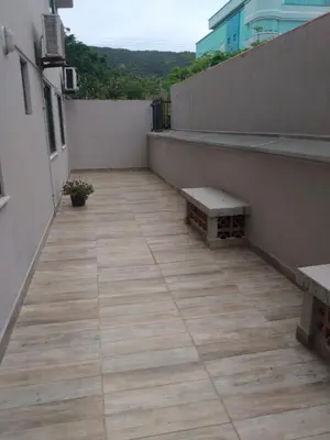 Uma varanda ou terraço em Apartamento 3 quartos com ar a 150 metros praia de Bombas