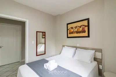 Uma cama ou camas num quarto em Aptos completos em Meia Praia a 150m do Mar - EOOs