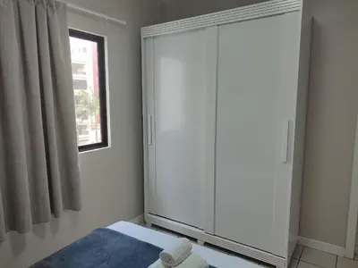 Uma cama ou camas num quarto em Aptos completos em Meia Praia a 150m do Mar - EOOs