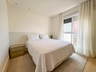 Uma cama ou camas num quarto em 4 suítes com vista e churrasqueira na quadra mar