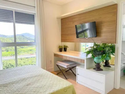 Uma televisão e/ou sistema de entretenimento em 4 suítes com vista e churrasqueira na quadra mar