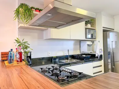 A cozinha ou kitchenette de 4 suítes com vista e churrasqueira na quadra mar
