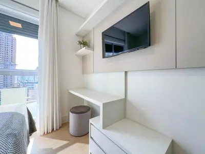 Uma televisão e/ou sistema de entretenimento em 4 suítes com vista e churrasqueira na quadra mar