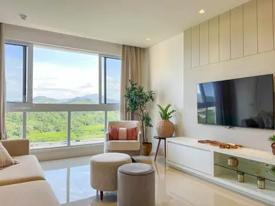 Uma televisão e/ou sistema de entretenimento em 4 suítes com vista e churrasqueira na quadra mar