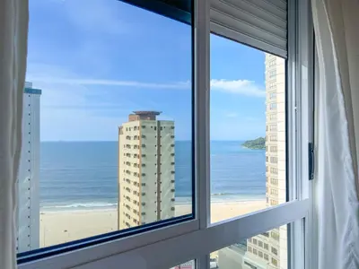 Uma vista do mar geral ou uma vista do mar a partir do apartamento