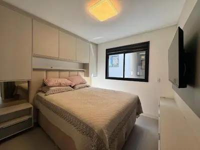 Uma cama ou camas num quarto em Residencial Praiamar - Apartamento com vista incrível para o mar, localizado na Praia de Palmas, a apenas 1 minuto a pé da praia.