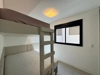 Uma cama ou camas num quarto em Residencial Praiamar - Apartamento com vista incrível para o mar, localizado na Praia de Palmas, a apenas 1 minuto a pé da praia.