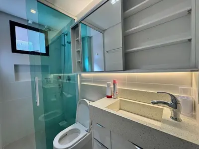 Uma casa de banho em Residencial Praiamar - Apartamento com vista incrível para o mar, localizado na Praia de Palmas, a apenas 1 minuto a pé da praia.
