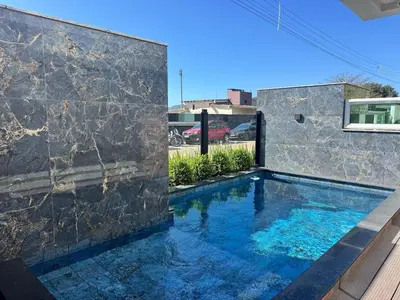 A piscina em ou perto de Residencial Praiamar - Apartamento com vista incrível para o mar, localizado na Praia de Palmas, a apenas 1 minuto a pé da praia.