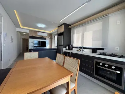A cozinha ou kitchenette de Residencial Praiamar - Apartamento com vista incrível para o mar, localizado na Praia de Palmas, a apenas 1 minuto a pé da praia.
