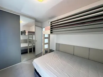 Uma cama ou camas num quarto em Residencial Praiamar - Apartamento com vista incrível para o mar, localizado na Praia de Palmas, a apenas 1 minuto a pé da praia.