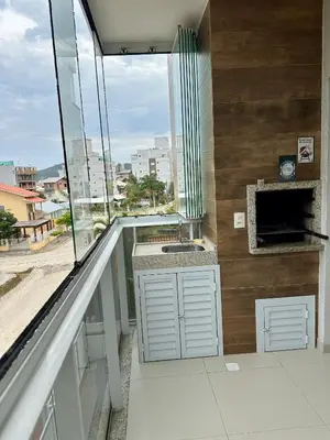 Uma televisão e/ou sistema de entretenimento em Apartamento na praia de Palmas à 200m do mar
