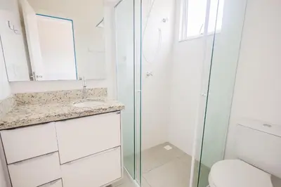 Uma casa de banho em Apto c/ ar e churrasqueira, 350m da Praia Mariscal