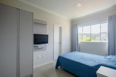 Uma cama ou camas num quarto em Apto c/ ar e churrasqueira, 350m da Praia Mariscal