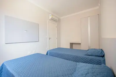 Uma cama ou camas num quarto em Apto c/ ar e churrasqueira, 350m da Praia Mariscal