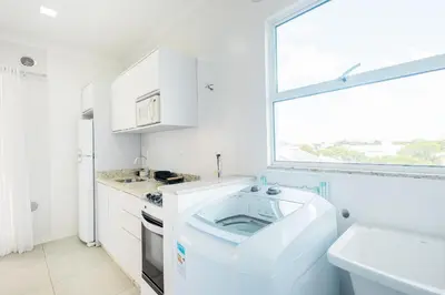 A cozinha ou kitchenette de Apto c/ ar e churrasqueira, 350m da Praia Mariscal