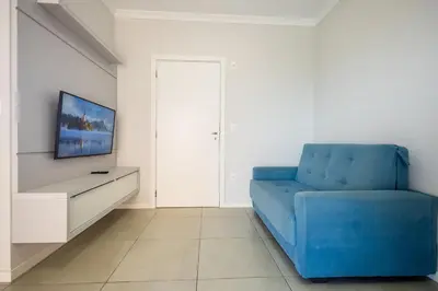 Uma televisão e/ou sistema de entretenimento em Apto c/ ar e churrasqueira, 350m da Praia Mariscal