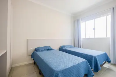 Uma cama ou camas num quarto em Apto c/ ar e churrasqueira, 350m da Praia Mariscal