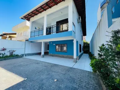 A planta de Excelente Sobrado a 350 Metros da Praia de Bombas
