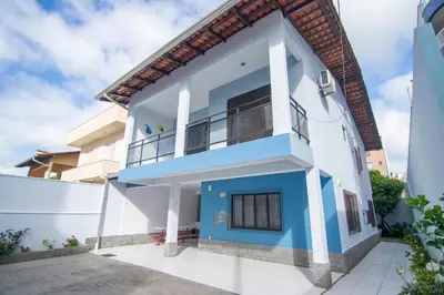 A planta de Excelente Sobrado a 350 Metros da Praia de Bombas