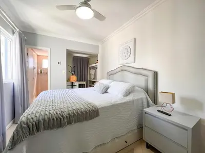 Uma cama ou camas num quarto em Amplo apartamento vista mar