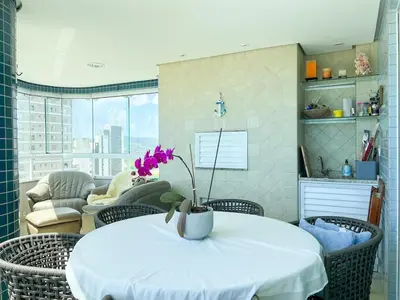 Uma área de estar em Amplo apartamento vista mar
